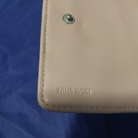 New with tags nine west make up brush set. Set of 8 - Picture 4 of 5